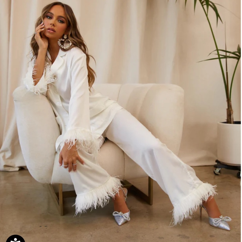 Miss Lola LOLA BABY - WHITE

TWO PIECE SATIN PANT SET